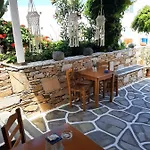 George's Place إيوس خورا