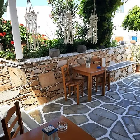 George's Place Chora (Ios)