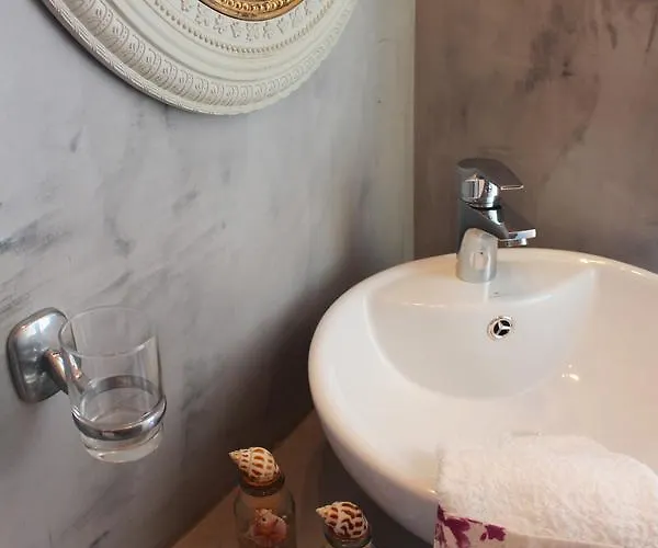 George's Place בית הארחה 3*